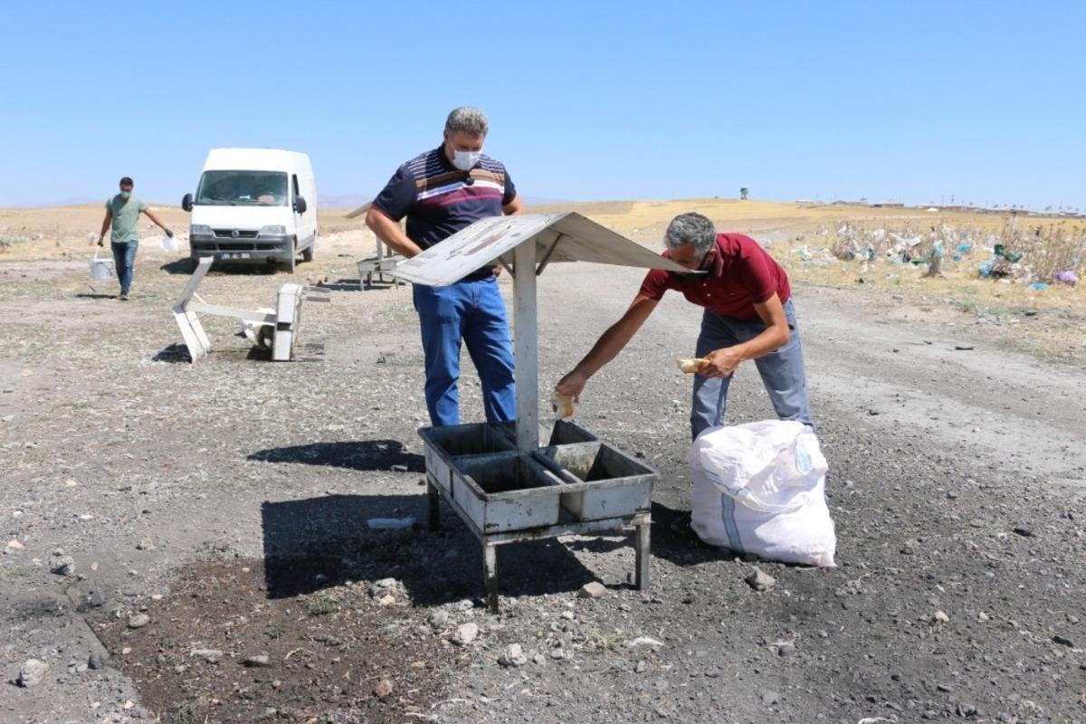 Erciş Belediyesi sıcaktan bunalan hayvanları unutmadı