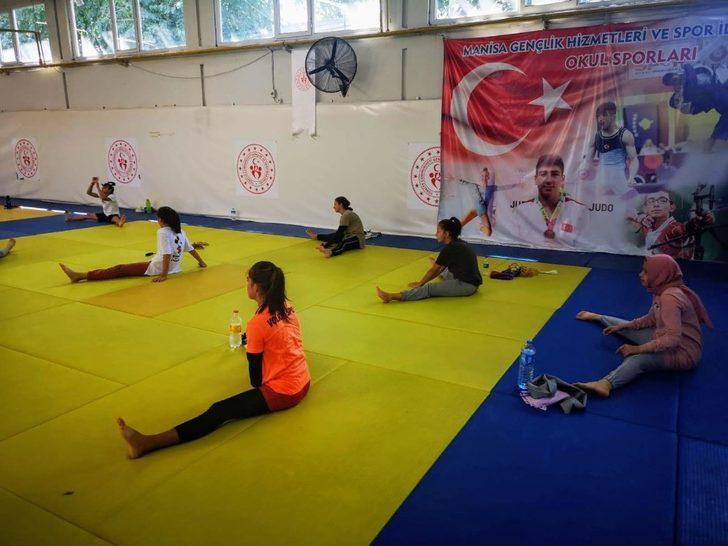 Yunusemre’de 9 branşta antrenmanlara devam ediliyor G3