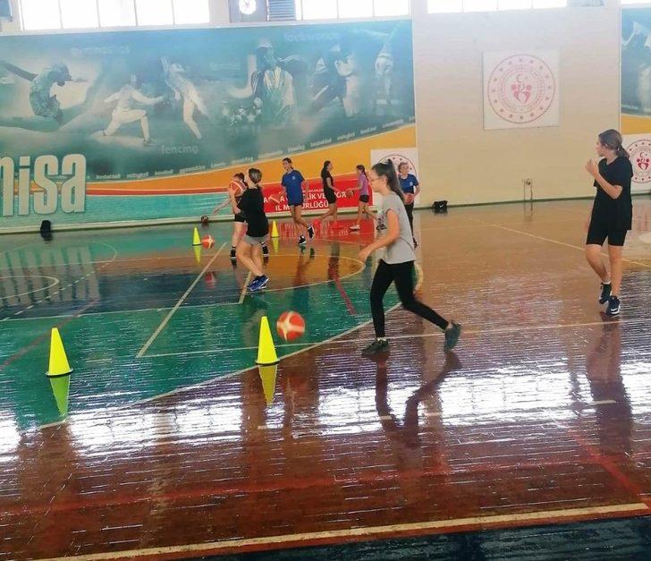 Yunusemre’de 9 branşta antrenmanlara devam ediliyor G4