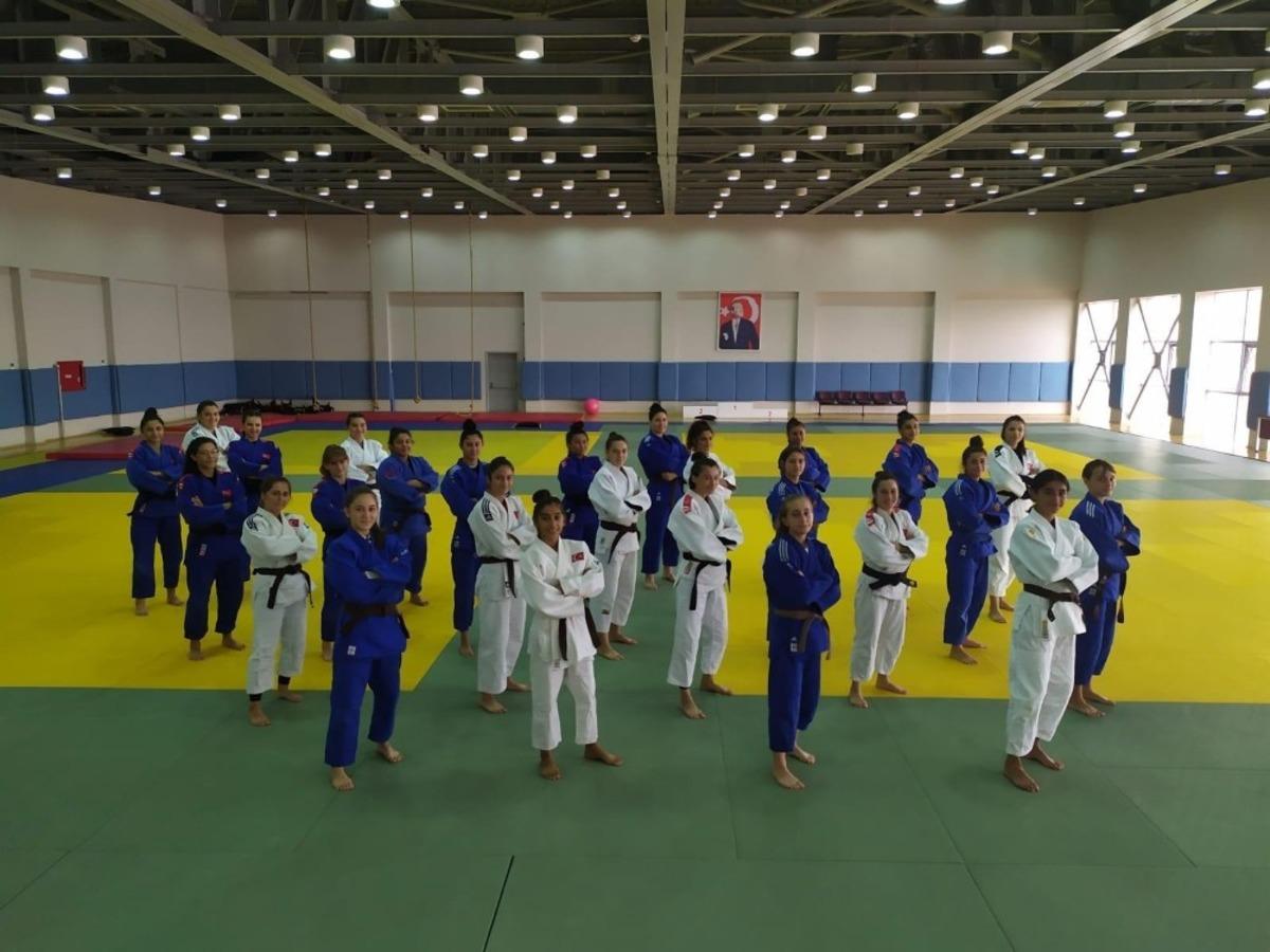 B&uuml;y&uuml;kşehrin milli sporcuları Trabzon&rsquo;da kampa girdi