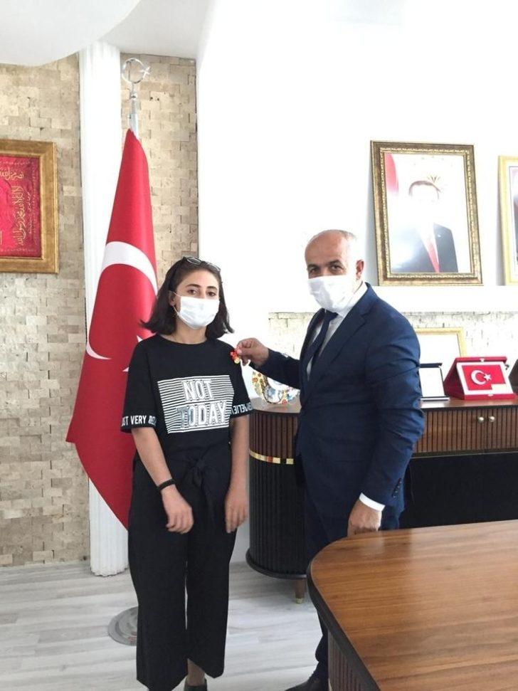 Başkan Ensari başarılı öğrencileri altınla ödüllendirdi G4