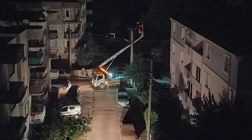 Trafo bomba gibi patladı, vatandaşlar yataklarından fırladı