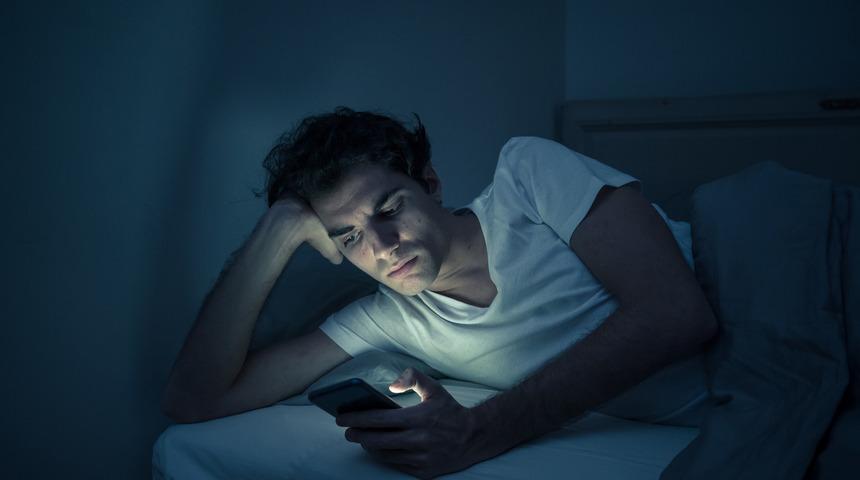 Bilim insanları uyardı: Gece telefona bakanların sperm kalitesi d&uuml;ş&uuml;k &ccedil;ıktı