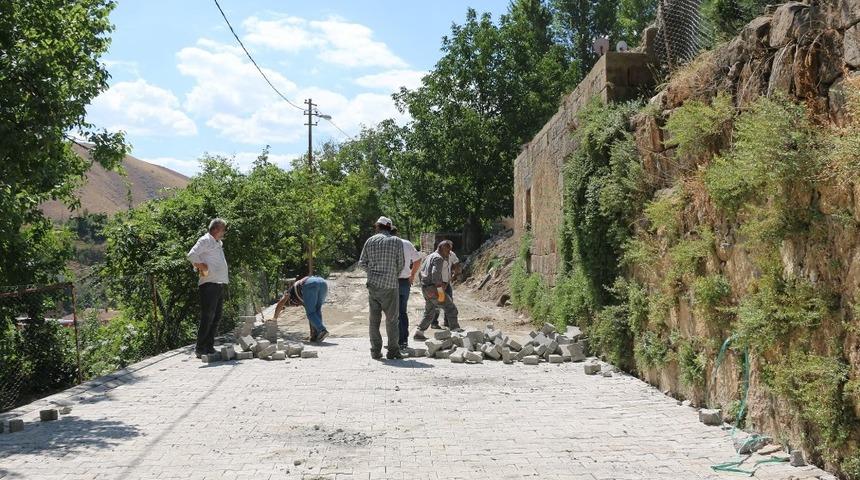 Bitlis Belediyesinin parke döşeme çalışmaları