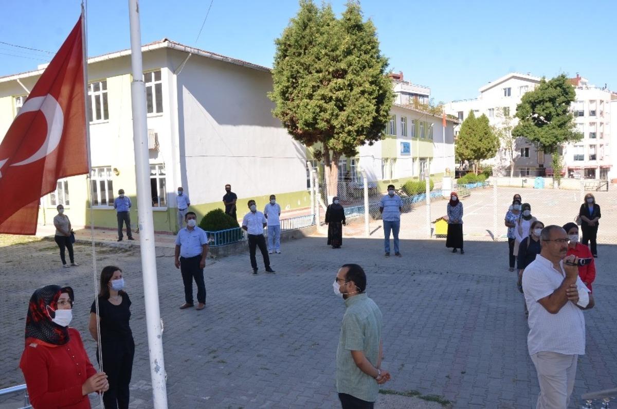 Gerze&rsquo;de ilk ders zili &ccedil;aldı