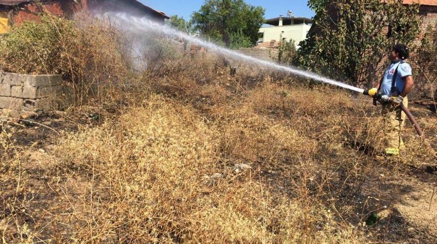 Edremit&rsquo;te ot yangını evi yakıyordu