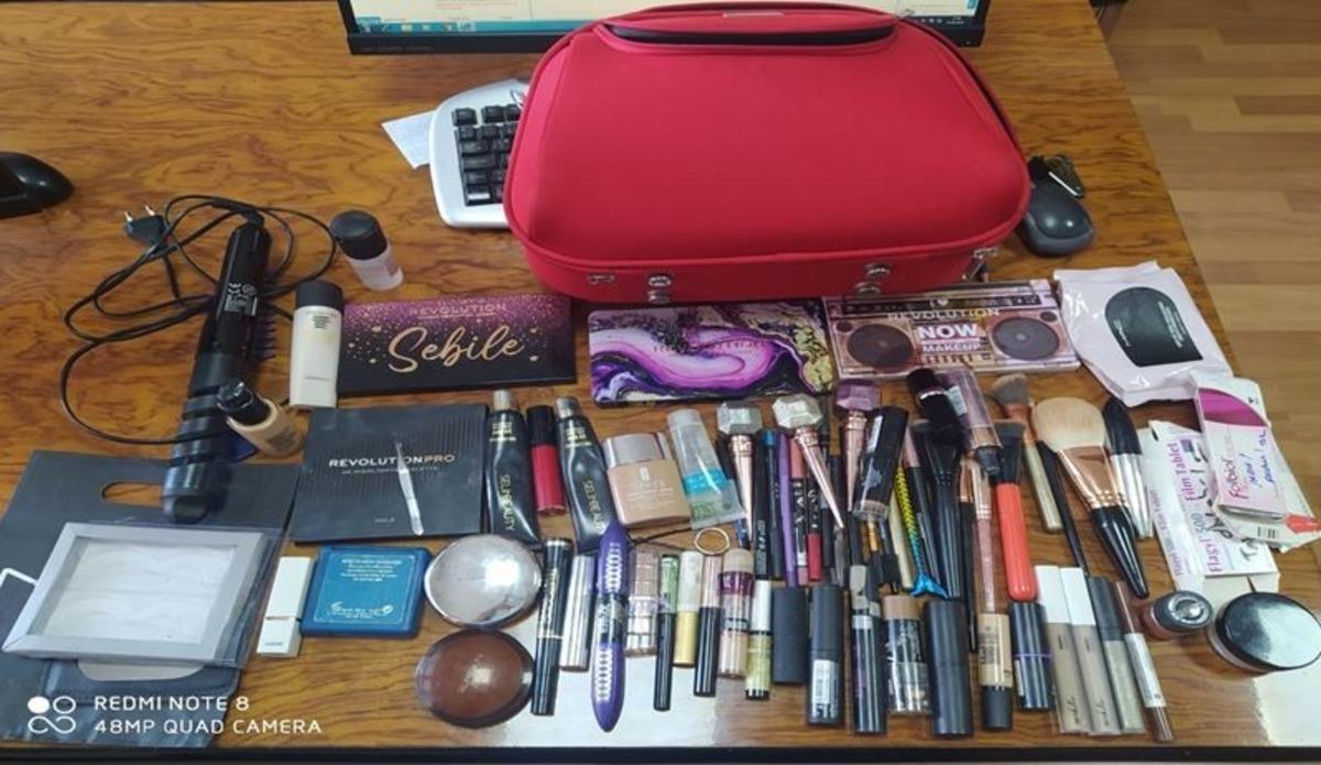 Hırsızlar kullanmış makyaj malzemesini &ccedil;aldı, polisler yakaladı