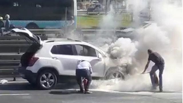 Merter'de korkutan otomobil yangını