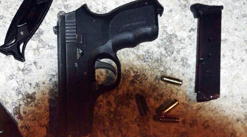 Yaralama su&ccedil;undan aranan ş&uuml;pheli silahla ve bı&ccedil;akla yakalandı