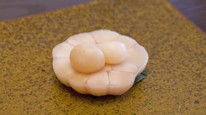 Kışa girerken bağışıklığınızı g&uuml;&ccedil;lendirin! Sarımsak turşusu kurmak i&ccedil;in...