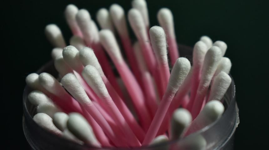 Meğer kulağımızı hep yanlış yollarla temizlemişiz! Uzmanlar doğru y&ouml;ntemleri anlattı...