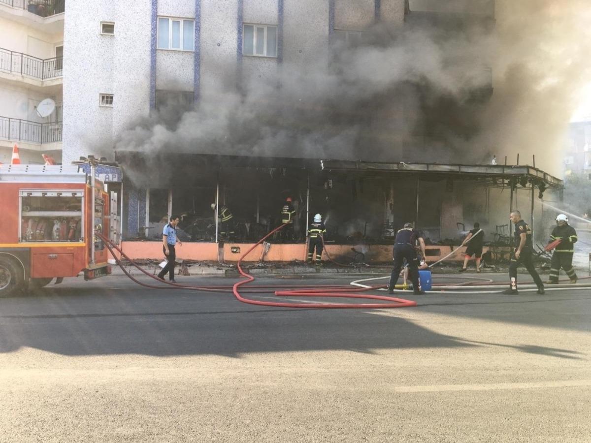 Mobilya at&ouml;lyesi alevlere teslim oldu