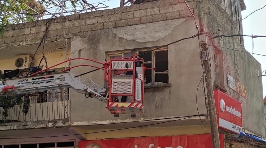 Evinde ölü bulunan kişi, sökülen pencereden vinçle çıkarıldı