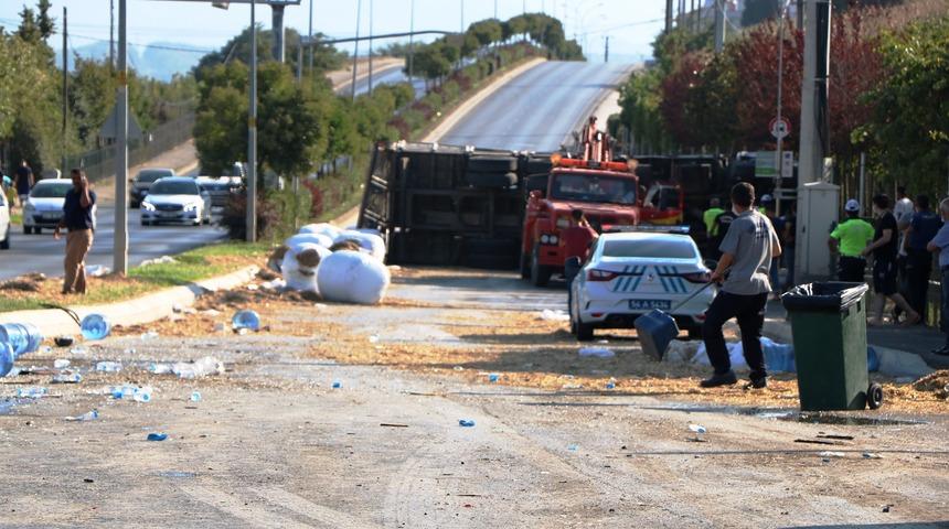 Sakarya'da freni boşalan kamyon su servis aracına çarpıp devrildi: 4 yaralı