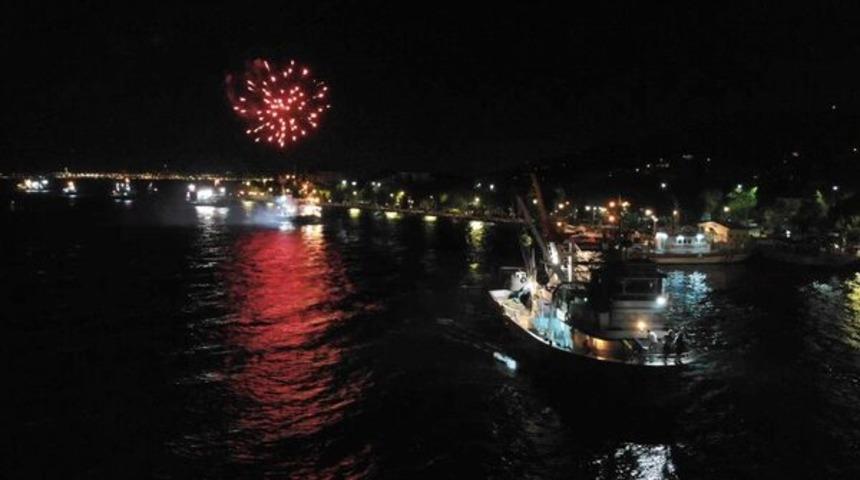 Balık&ccedil;ılar &lsquo;Vira bismillah&rsquo; dedi, binlerce kişi sahilden el salladı