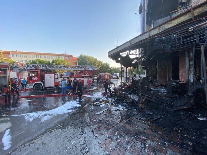 Büyükşehir İtfaiyesi mobilya mağazası yangına hızlıca müdahale etti G3