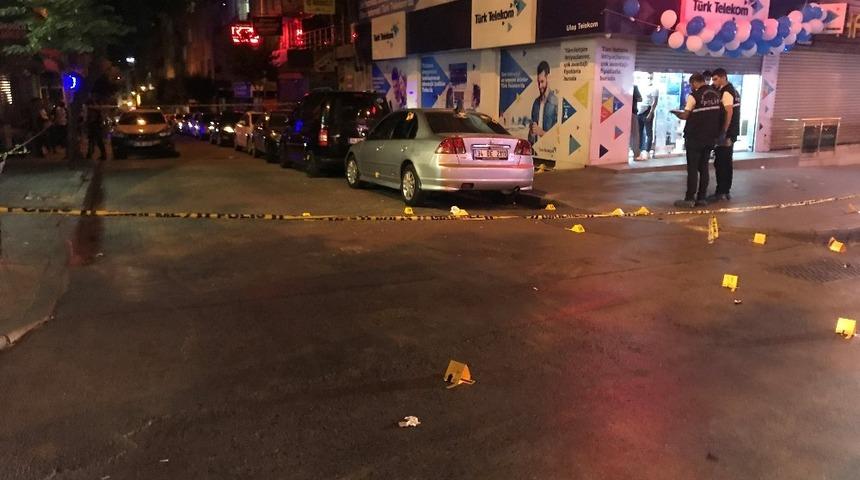 Bah&ccedil;elievler&rsquo;de silahlı saldırı! 5 kişiye kurşun yağdırdılar