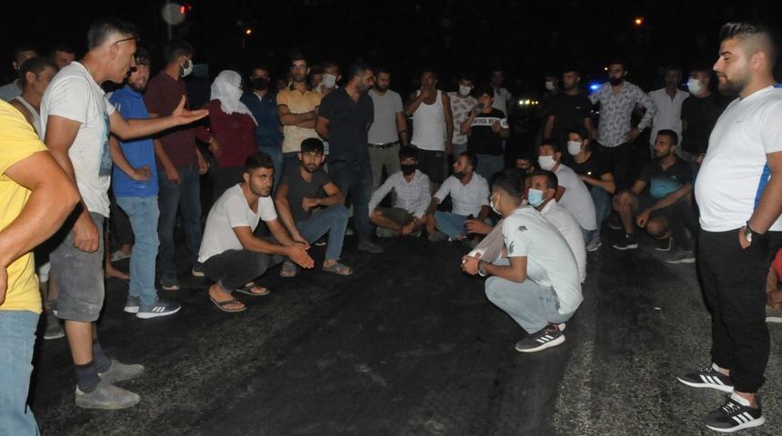 Ölümlü kazanın ardından vatandaşlar yolu trafiğe kapattı