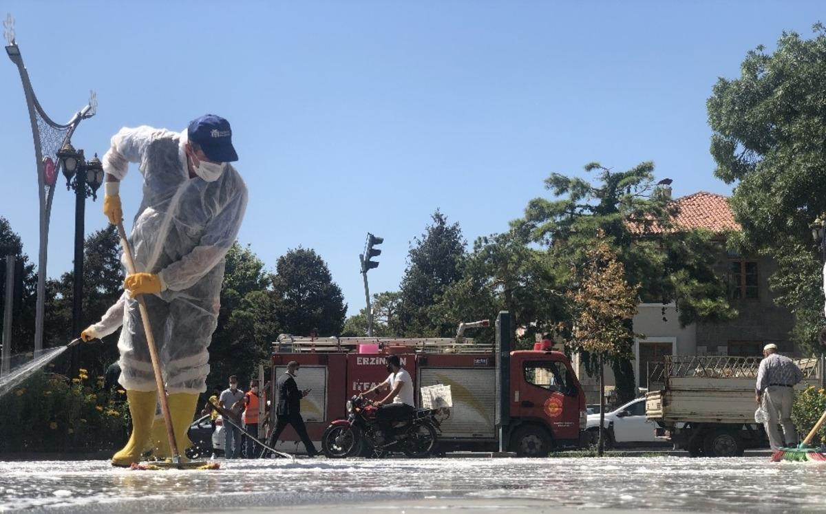 Belediye ekipleri Covid-19 &ouml;nlemleri kapsamında caddeleri dezenfekte etti