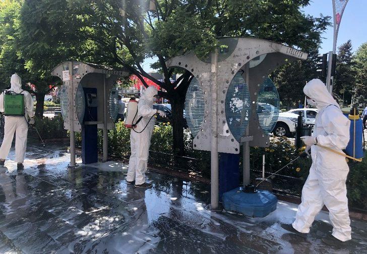 Belediye ekipleri Covid-19 önlemleri kapsamında caddeleri dezenfekte etti G2