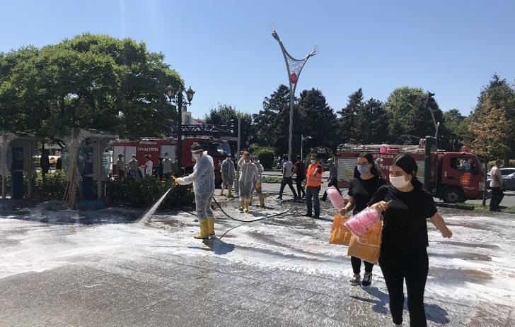 Belediye ekipleri Covid-19 önlemleri kapsamında caddeleri dezenfekte etti G3