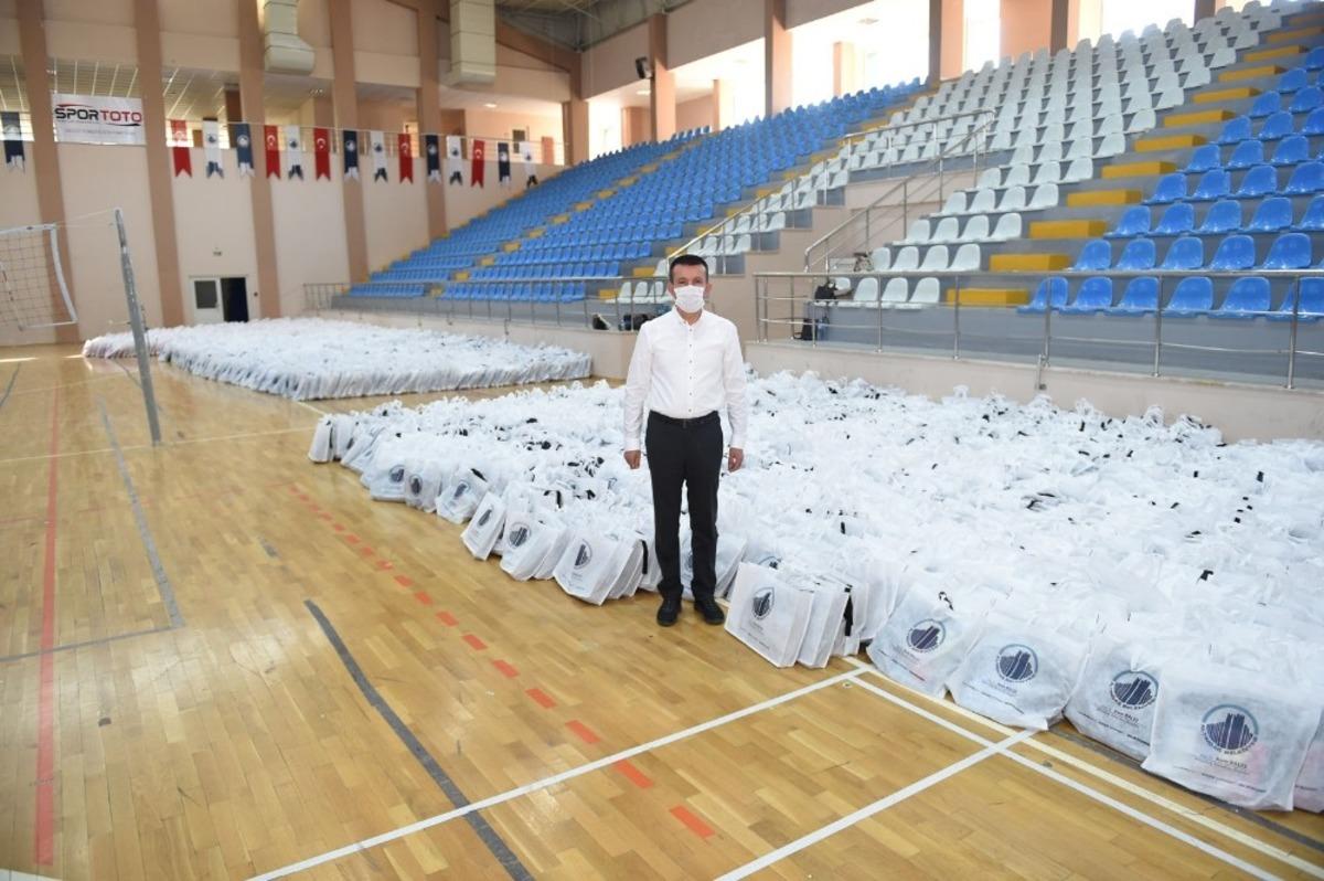 8 bin &ccedil;ocuğa okul hediyesi