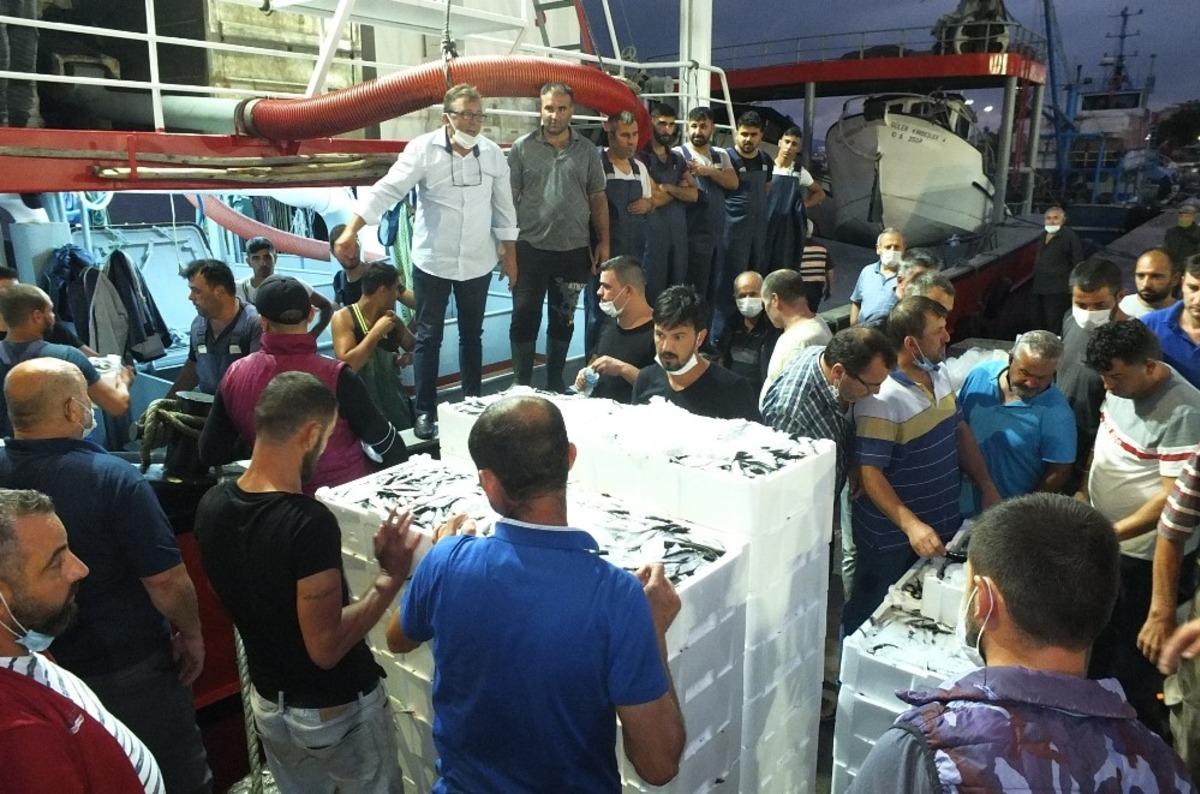 Yasak bitti...Balık mezatında renkli g&ouml;r&uuml;nt&uuml;ler oluştu