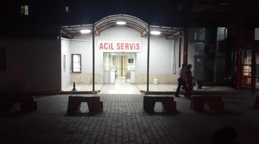 Sesleri duyan polisi aradı! Evine gelen misafirleri bıçakladı