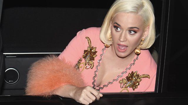 Katy Perry doğumdan sonra ayna karşısına geçti! Göğüs ucu kapağıyla poz