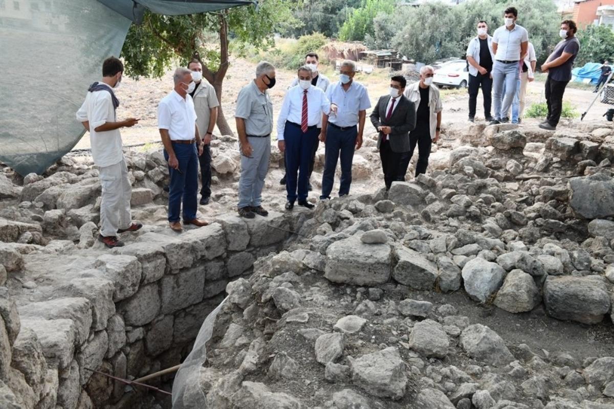 Vali Su, Aratos Anıt Mezarında incelemelerde bulundu