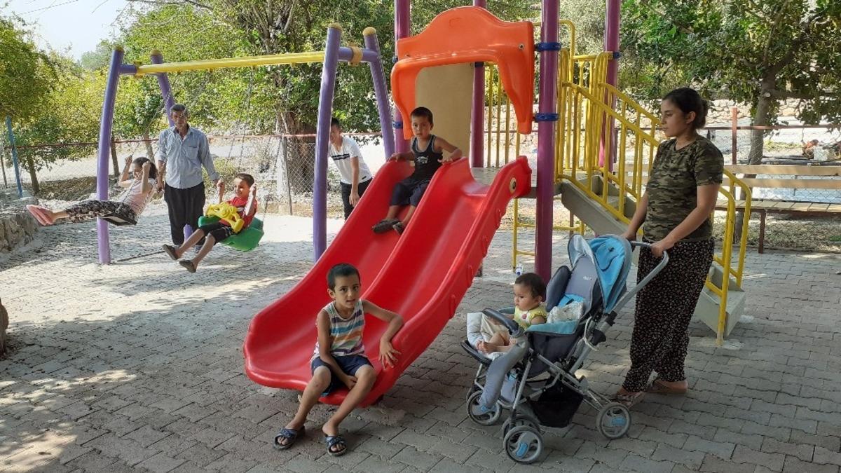 Kozan Belediyesinden Karabuza Mahallesi&rsquo;ne &ccedil;ocuk parkı