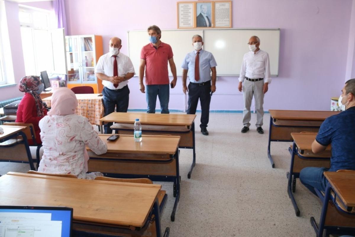 M&uuml;d&uuml;r Başyiğit: &ldquo;&Ouml;ğretmenlere pandemi kurallarını hatırlattı&rdquo;