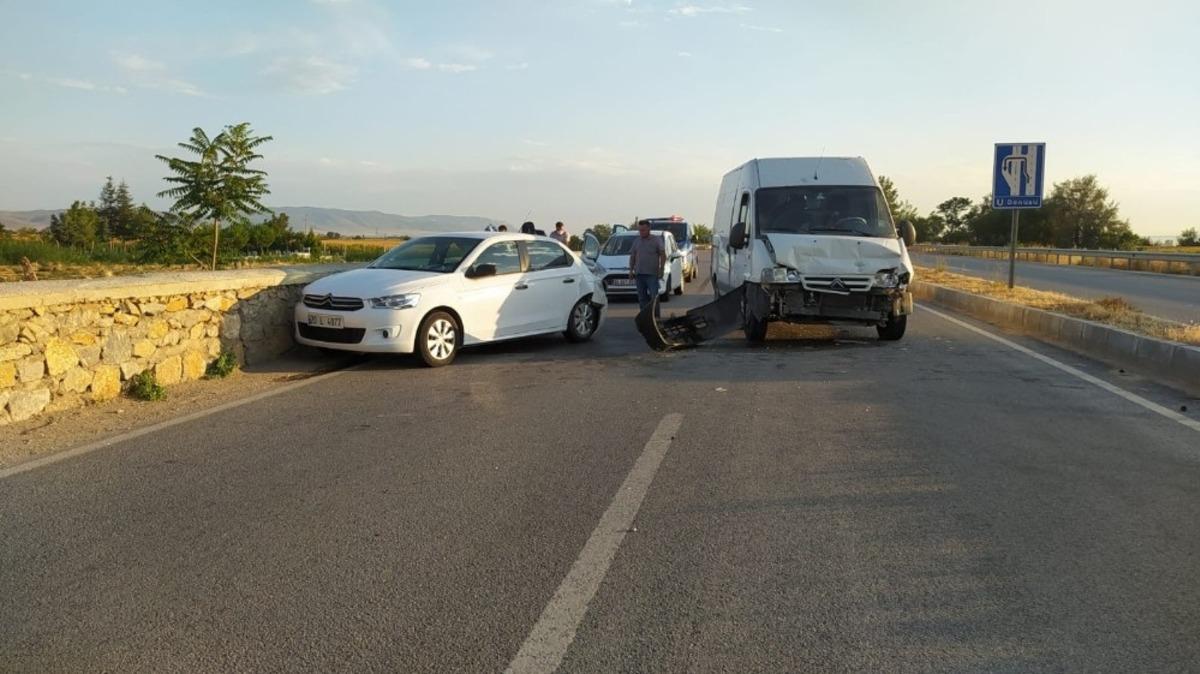 Hayvana &ccedil;arpmamak i&ccedil;in duraklayan s&uuml;r&uuml;c&uuml; yaralandı