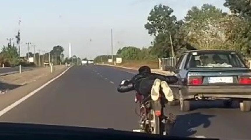 Motosikletini yatarak kullanan s&uuml;r&uuml;c&uuml; &ouml;l&uuml;me meydan okudu