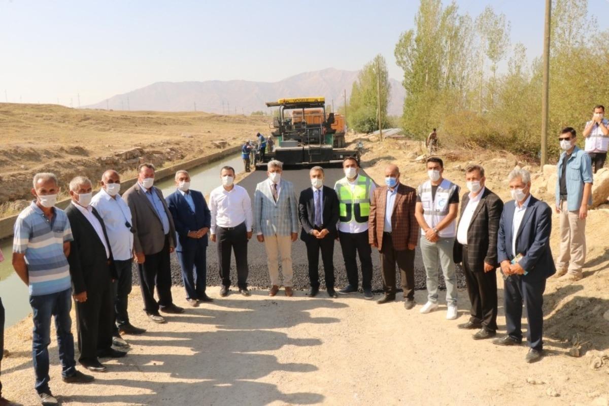 Edremit&rsquo;te grup mahalle yolu asfaltlanıyor