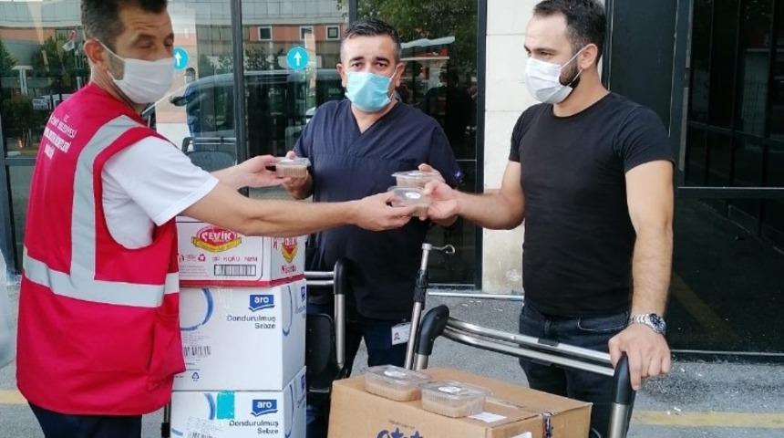 İzmitli sağlık &ccedil;alışanlarına aşure ikramı