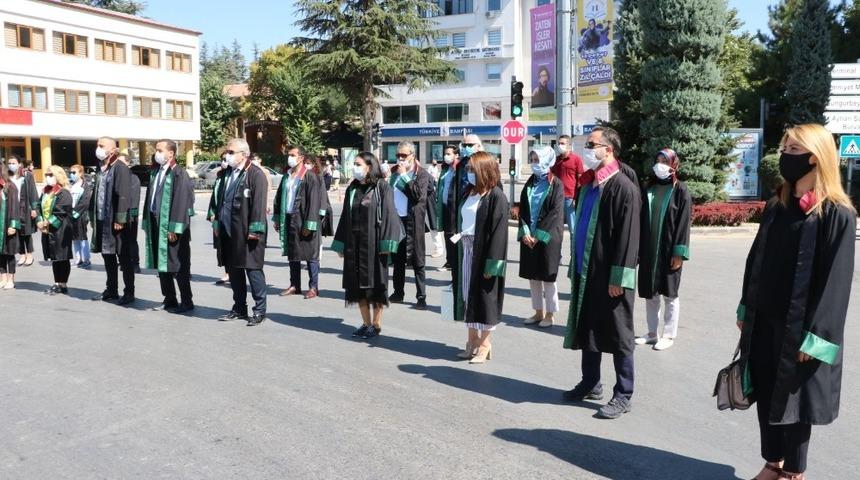Niğde Barosu Adli yıl a&ccedil;ılışı i&ccedil;in Atat&uuml;rk anıtına &ccedil;elenk koydu