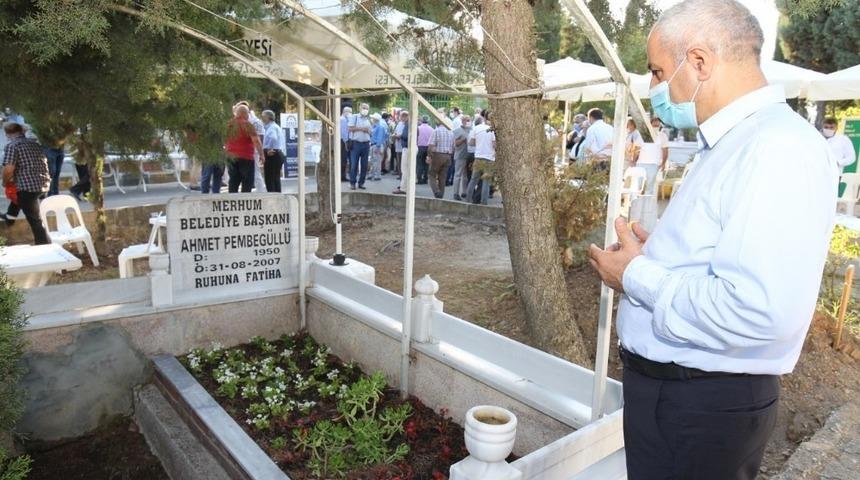 Merhum Pembeg&uuml;ll&uuml; dualarla anıldı