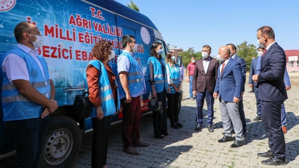 Ağrı Valisi Dr. Varol, İl Milli Eğitim M&uuml;d&uuml;rl&uuml;ğ&uuml; Gezici EBA Destek Aracında incelemelerde bulundu