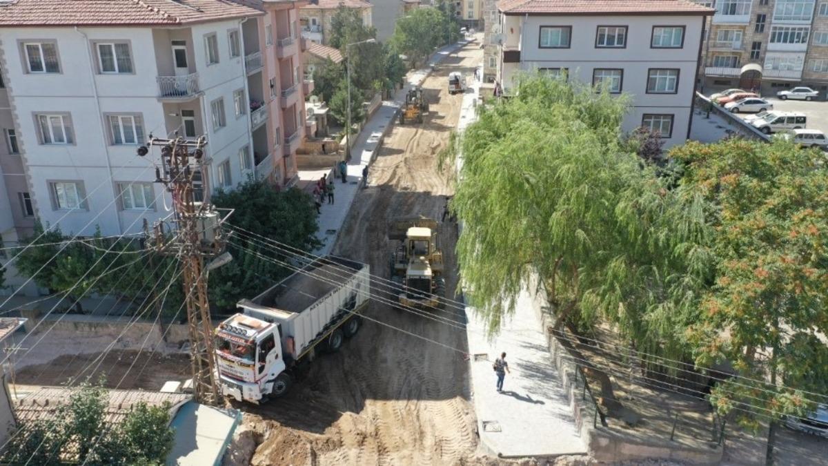 Nar Yolu Sokak&rsquo;ta sıcak asfalt serimi i&ccedil;in son hazırlıklar yapılıyor