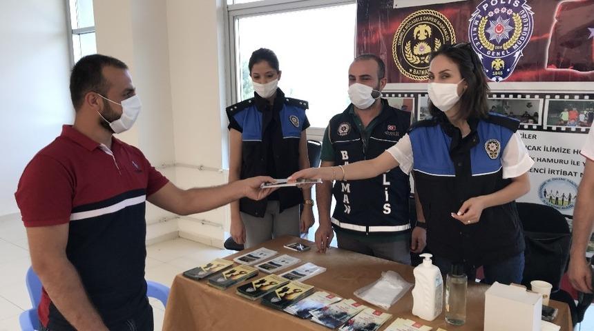 Polislerden &uuml;niversite &ouml;ğrencilerine sıcak karşılama