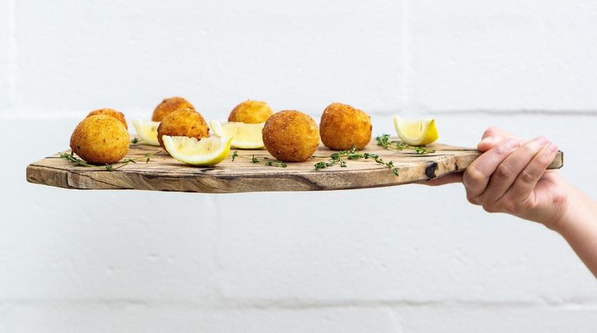 &Uuml;nl&uuml; şeflerin sevgilisi, Sicilya'nın damak &ccedil;atlatan meşhur arancini tarifi!