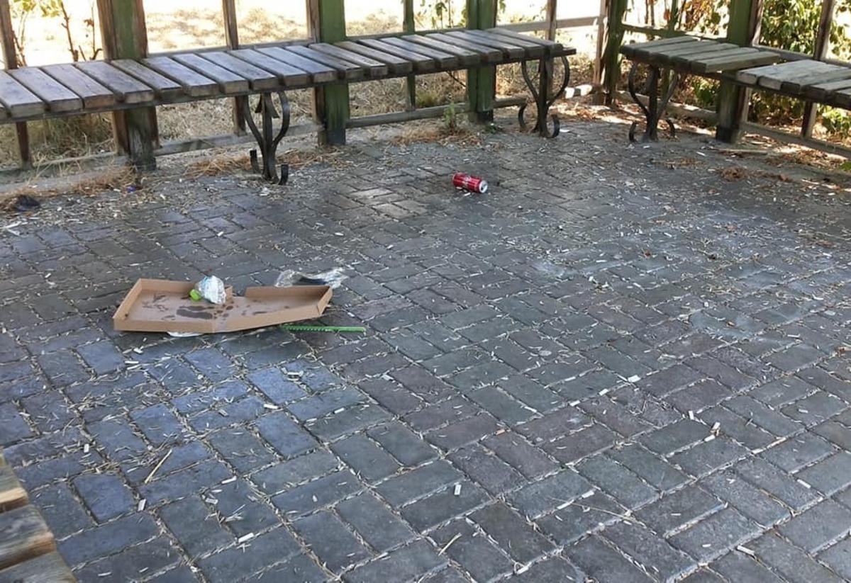 Vatandaşların pislettiği alanları, ekipler temizledi