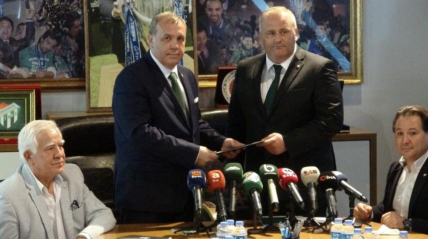 Bursaspor'un yeni başkanı Erkan Kamat, mazbatasını aldı