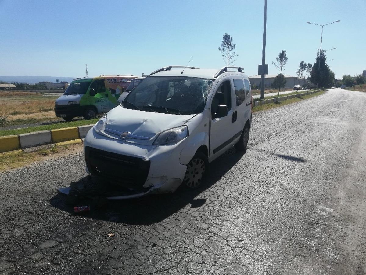 Lastiği patlayan otomobil takla attı: 1 yaralı
