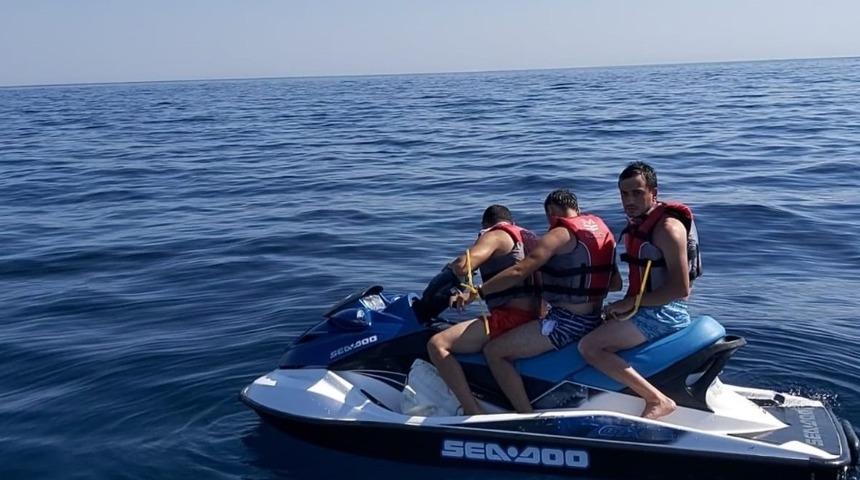 Jet ski ile ka&ccedil;mak isteyen FET&Ouml; ş&uuml;phelileri &Ccedil;eşme&rsquo;de yakalandı