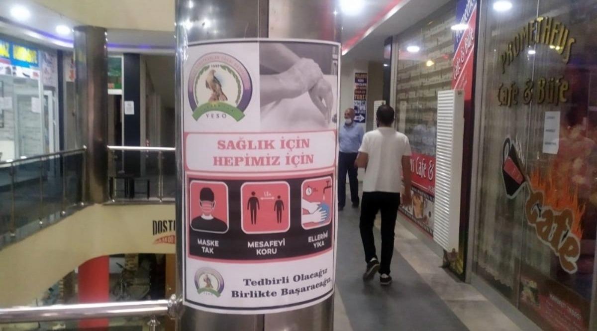 Y&uuml;ksekova&rsquo;da korona vir&uuml;se karşı &lsquo;tedbirli olalım&rsquo; afişleri asıldı