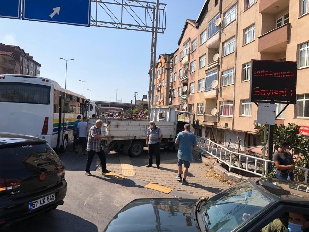 Tır ile halk otob&uuml;s&uuml; &ccedil;arpıştı: Faciadan d&ouml;n&uuml;ld&uuml;