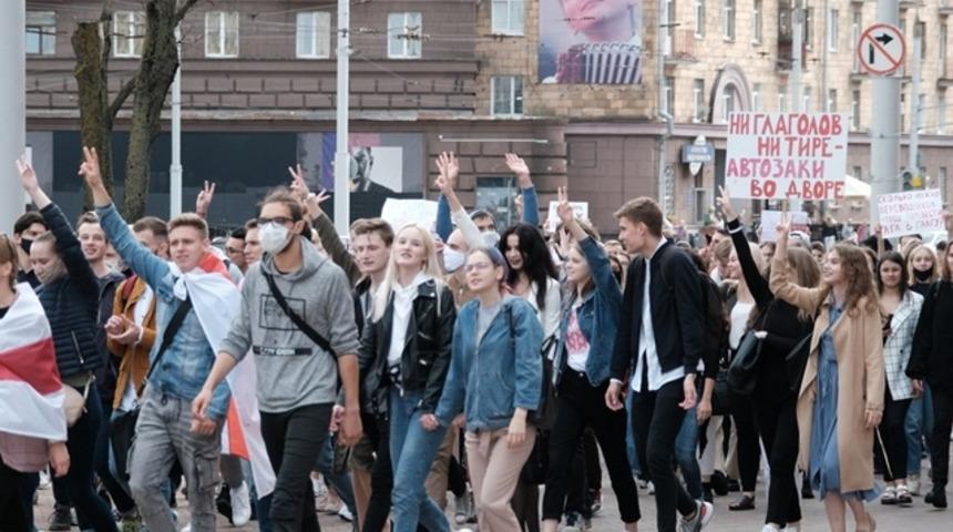 Belarus'ta sular durulmuyor! Bu kez de &ouml;ğrenciler sokağa &ccedil;ıktı