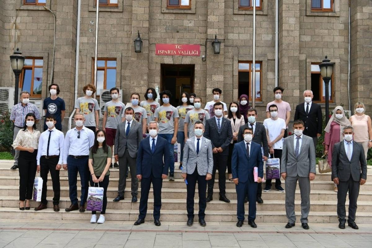 Isparta Valisi Seymenoğlu YKS&rsquo;de ilk bine giren &ouml;ğrencilerle buluştu